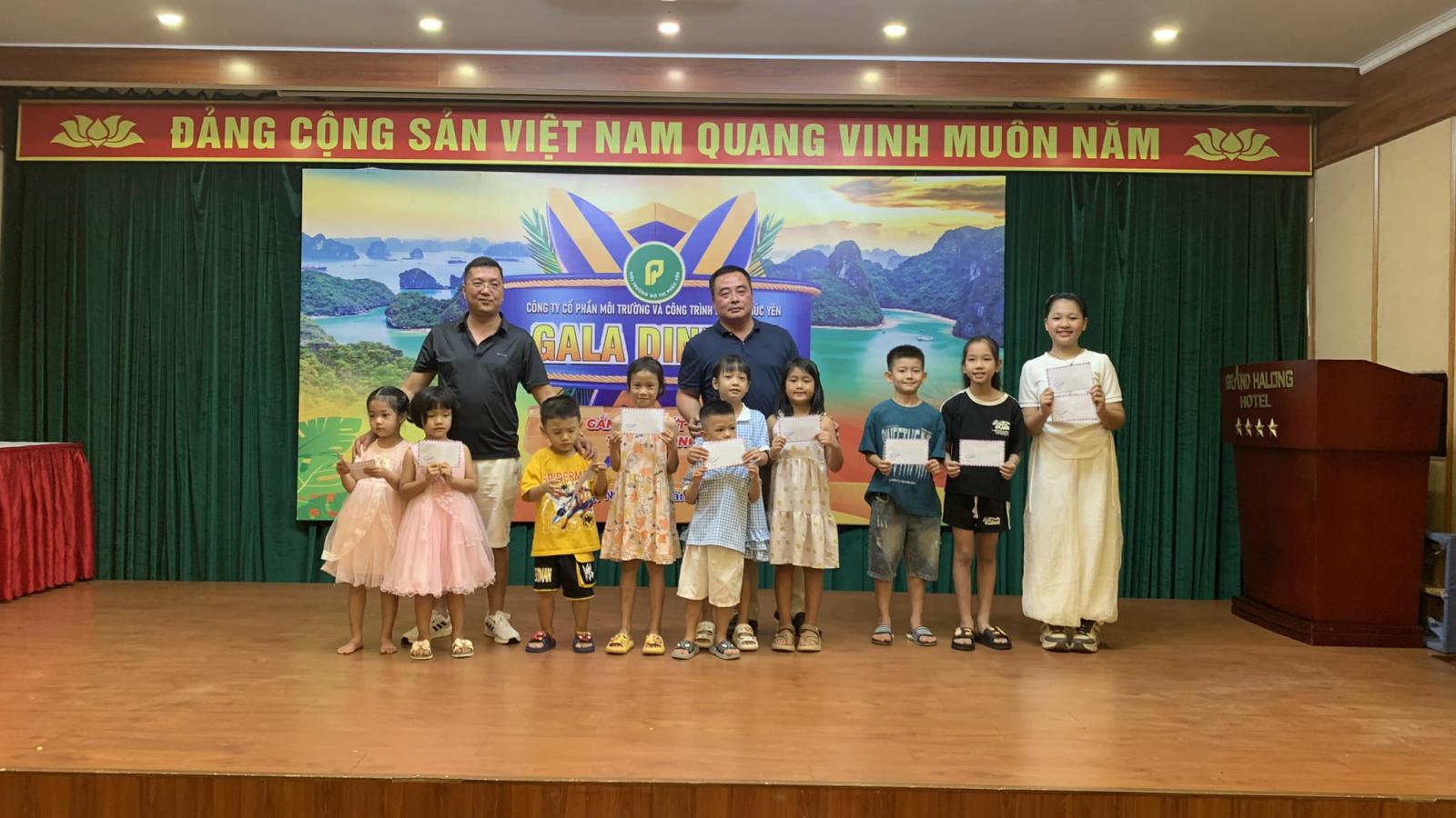 CÔNG TY CỔ PHẦN MÔI TRƯỜNG VÀ CÔNG TRÌNH ĐÔ THỊ PHÚC YÊN Tổ chức thành công chuyến đi nghỉ mát đợt 2 tại Hạ Long - Quảng Ninh.